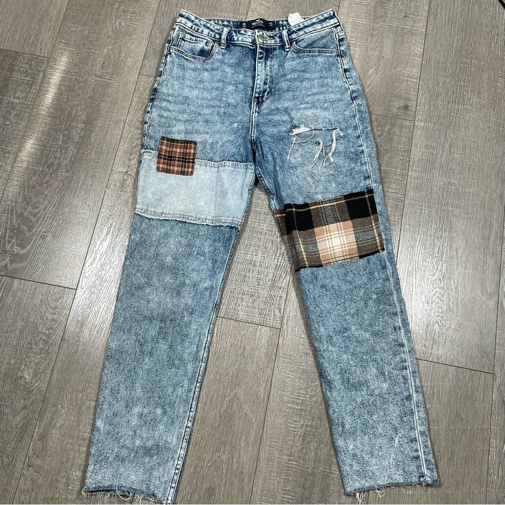 Hollister Ultra High Rise Mom Jeans Patch ripped Size 28